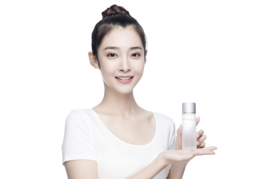 漂亮的亚洲美女手拿护肤水白色背景半身肖像