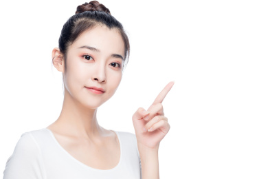 向上指的亚洲美女白色背景半身肖像