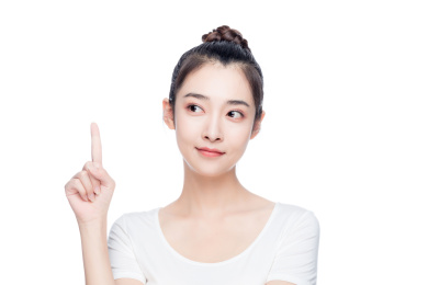 向上指的亚洲美女白色背景半身肖像