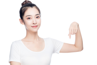 年轻漂亮的亚洲美女白色背景半身肖像