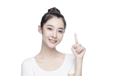 向上指的亚洲美女白色背景半身肖像