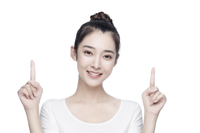 向上指的亚洲美女白色背景半身肖像