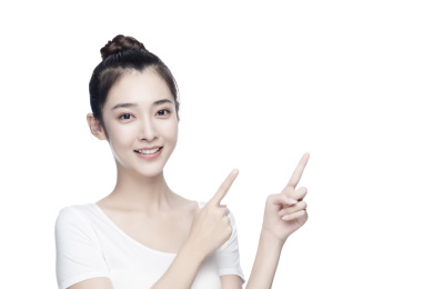 向上指的亚洲美女白色背景半身肖像