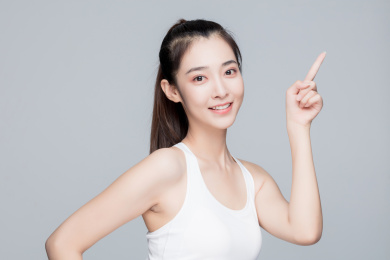向上指的亚洲美女半身肖像