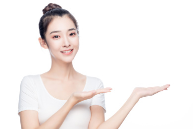 亚洲美女护肤概念白色背景半身肖像