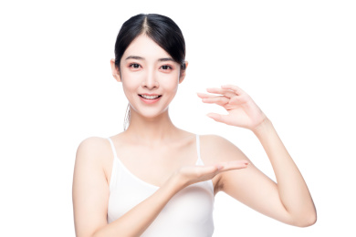 亚洲美女护肤概念白色背景半身肖像