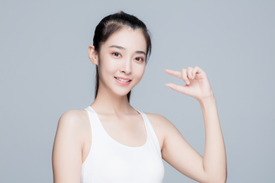 亚洲美女护肤概念景半身肖像