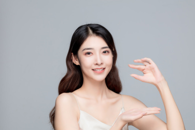 亚洲美女护肤概念景半身肖像