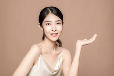 亚洲美女护肤概念半身肖像