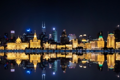 上海浦西外滩倒影夜景。