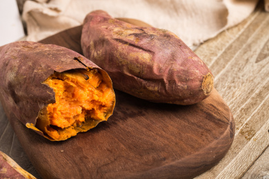 盘子里的烤红薯 粗粮主食