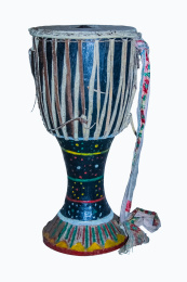 室内傣族传统器乐象脚鼓静物展示品