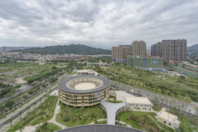 俯拍龙岩城区内一圆形建筑，中国福建
