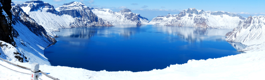 中国吉林省白山市长白山风景区长白山天池全景雪
