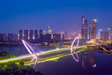 中国江苏南京眼步行桥双子塔城市天际线风光