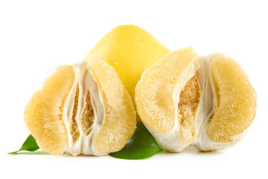 白底上放着一个沙地柚和两个半边文旦柚