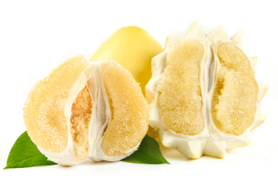 白底上放着一个沙地柚和两个半边文旦柚