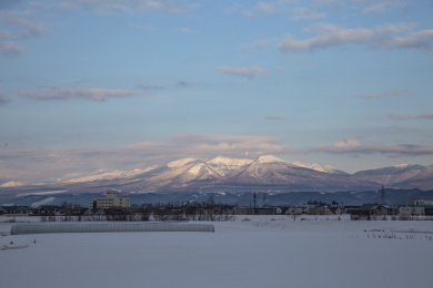 日本北海道札幌冬季雪山远山风光