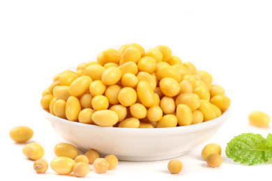 白底上放着一碟有机黄豆