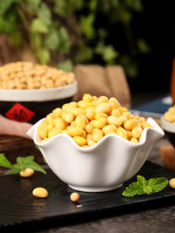 黑底上放着一碗东北大豆