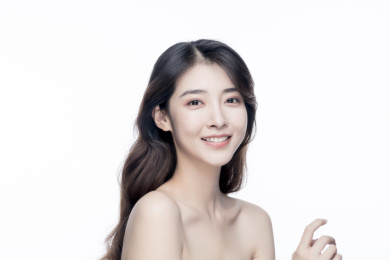 年轻亚洲美女白色背景半身肖像
