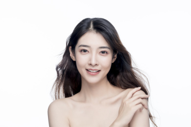 年轻亚洲美女白色背景半身肖像