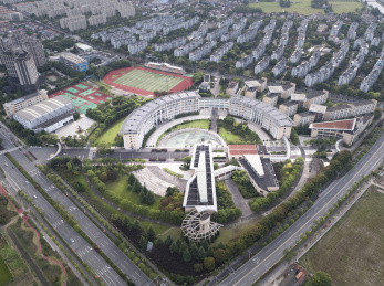 航拍上海市崇明区重点中学崇明中学