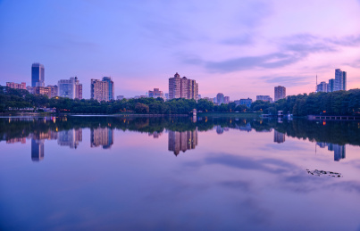 中国广州麓湖公园湖泊夕阳风景