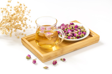 玫瑰花茶特写白色背景