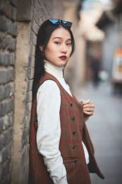 老旧城区里穿着复古港风的美丽清纯少女