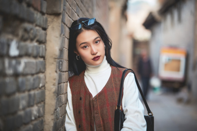老旧城区里穿着复古港风的美丽清纯少女