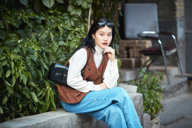 老旧城区里穿着复古港风的美丽清纯少女
