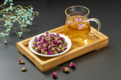 玫瑰花茶特写黑色背景