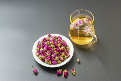 玫瑰花茶特写黑色背景