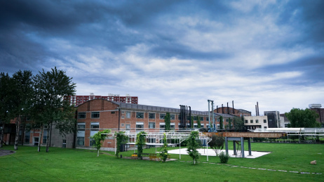 阴天乌云下的广场