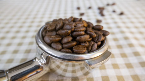 意式咖啡机手柄装着咖啡豆