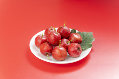 山楂红果特写红色背景