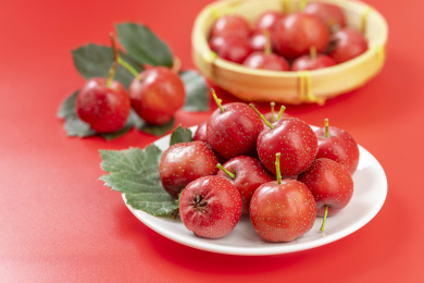 山楂红果特写红色背景