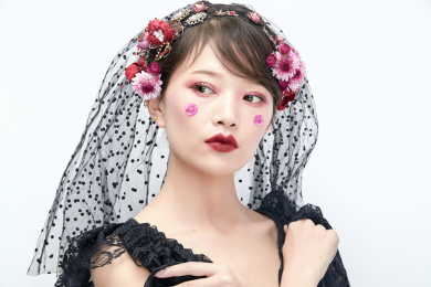 白色背景下的新娘彩妆美女人像