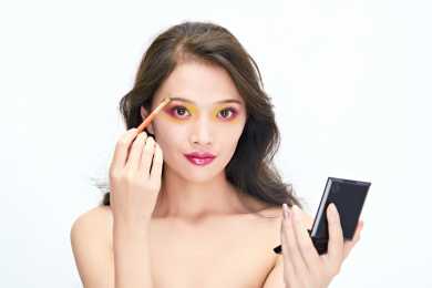 白色背景下棚拍化妆中的美女