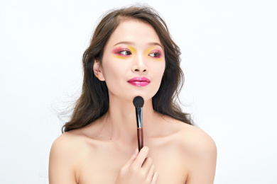 白色背景下棚拍化妆中的美女