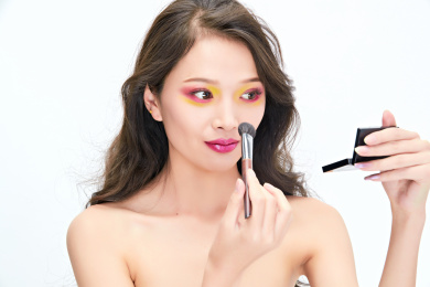 白色背景下棚拍化妆中的美女