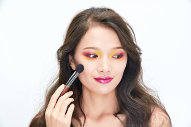 白色背景下棚拍化妆中的美女