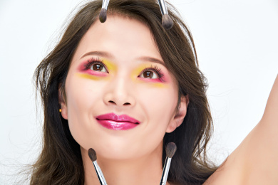 白色背景下棚拍化妆中的美女