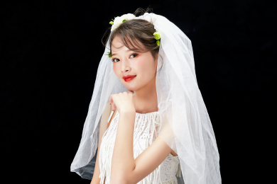 黑色背景下的美妆新娘人像