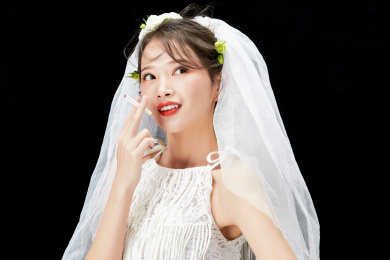 黑色背景下的美妆新娘人像