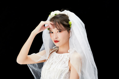 黑色背景下的美妆新娘人像