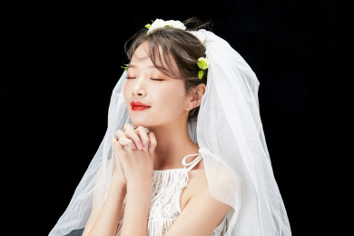 黑色背景下的美妆新娘人像
