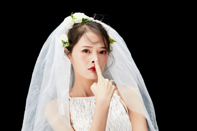 黑色背景下的美妆新娘人像