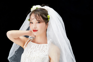黑色背景下的美妆新娘人像